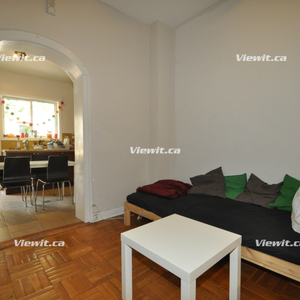 LARGE, bright 4 bedroom flat at Bloor and Bathurst - Photo 2