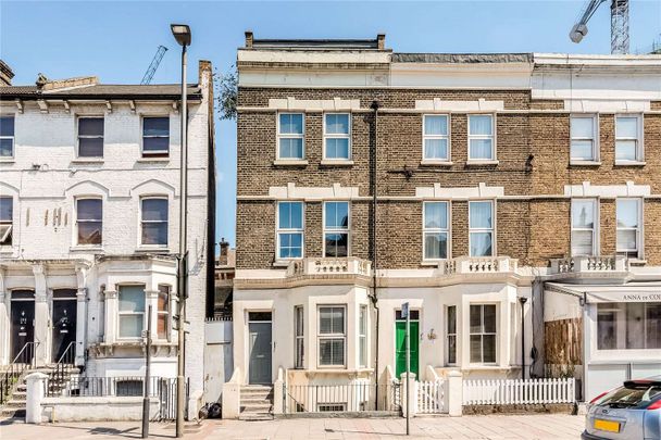 A beautifully presented ground and lower ground two bedroom apartment with a private garden and generous living space. - Photo 1