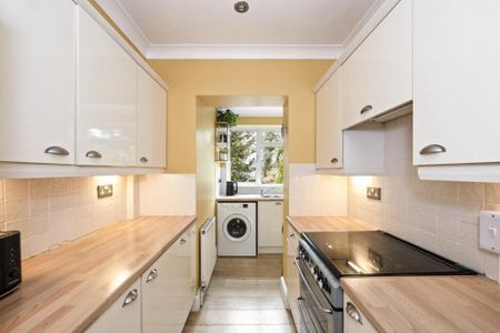 3 Bed Terraced House, Bevendean Crescent, BN2 - Photo 2