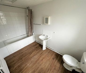 2 bedroom end of terrace house to rent - Photo 3