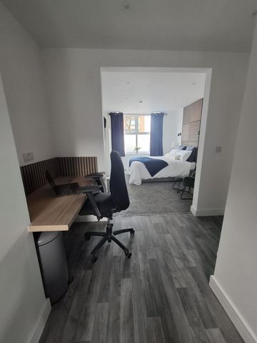 Room to let in newly refurbished HMO - Heneage Road - Photo 2