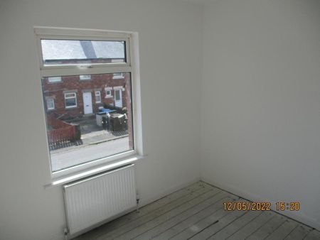 3 bedroom end of terrace house to rent - Photo 4
