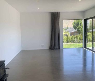 Sunny Wanaka Rental with Mountain Views - Photo 2