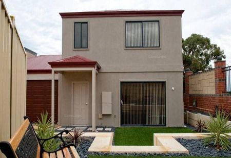 Quiet Two Storey Townhouse Retreat - Photo 2