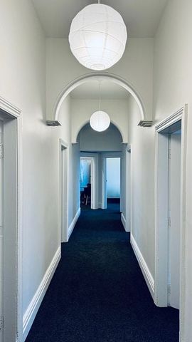 Hotel-Style Room – Renovated & Furnished - Photo 3