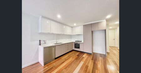 Spacious 2 Bedroom 2 Bathroom 1 Carpark Apartment walking distance to Deakin University. - Photo 2