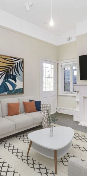 Charming period home, superbly positioned - Photo 1
