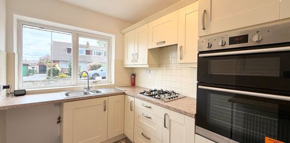 2 bedroom semi-detached bungalow to rent - Photo 2