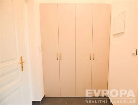Exkluzivní 1+kk v srdci Karlína | Stylové bydlení ve vysokém standardu - Фото 5