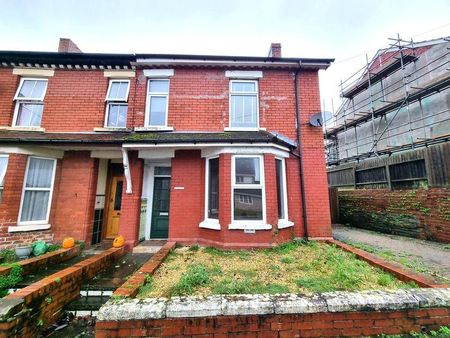 4 bedroom semi-detached house to rent - Photo 5