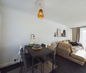 3 bedroom end of terrace house to rent - Photo 2