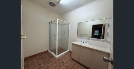 Sunlit Coastal Retreat in Hazelwood Gardens, Steps from Whitsunday Parkland - Photo 3