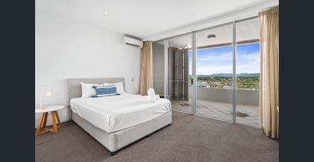 A Statement of Luxury – Exclusive Three-Level Penthouse with Rooftop Garden and Coastal Views - Fully Furnished - Photo 3