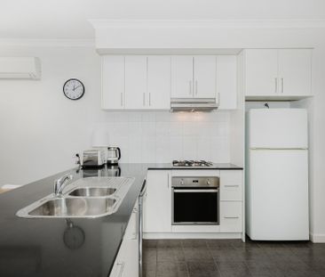 FURNISHED & EQUIPPED 3x2 water-front townhouse ! - Photo 2