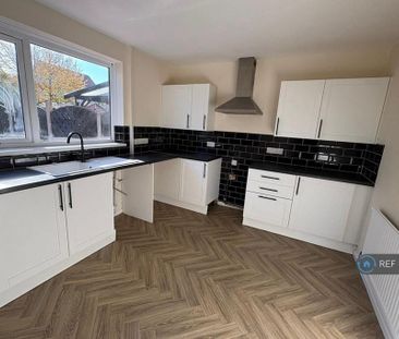 3 bedroom semi-detached house to rent - Photo 5