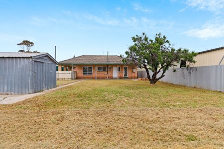 Spacious family home in a quiet street - Photo 2