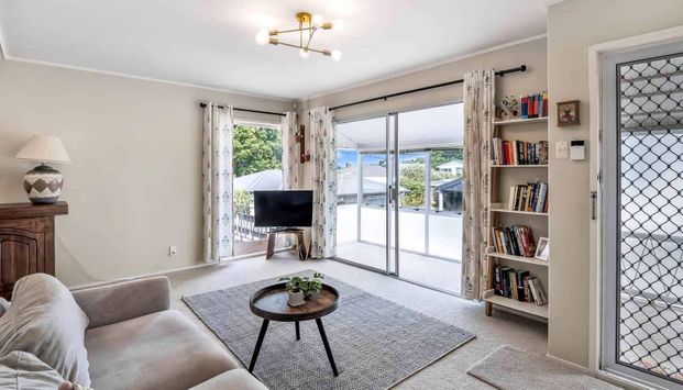 Tidy And Spacious Two Bedroom Unit - Photo 1