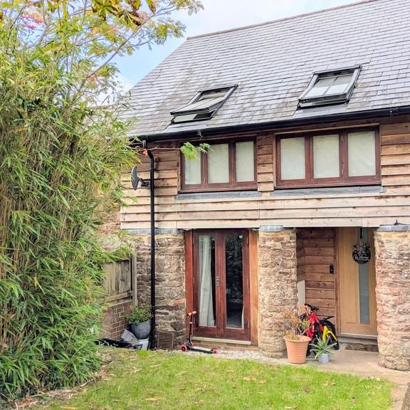 3 bedroom barn conversion to rent - Photo 1
