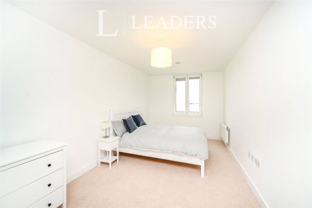3 bedroom apartment to rent The Boardwalk, Brighton, BN2 - Photo 2
