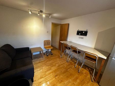 3 bedroom flat to rent - Photo 3