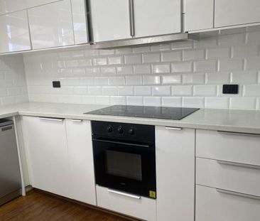 Stylishly Renovated Family Home in Prime Location - 4 Bedrooms | 2 ... - Photo 6