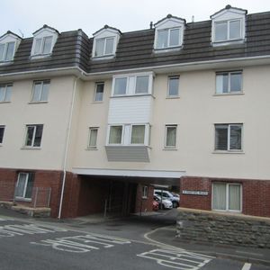 ***Apply online ** 1 Bed over 55’s flat. Adapted walk in shower. Martyr’s Reach - Photo 2