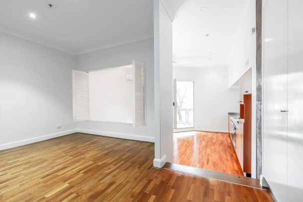 WAREHOUSE CONVERSION LIVING IN CENTRAL LOCALE - Photo 1