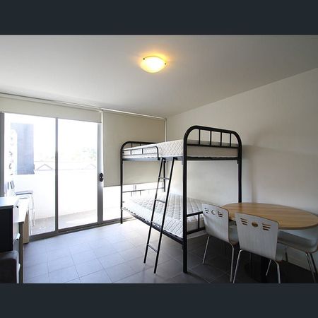 Modern Studio with Balcony & Air-Con in Vibrant Redfern - Photo 3