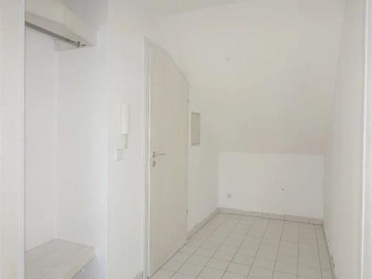 Gepflegte ca. 89 m² große DG-Wohnung mit großem Wohn-/Esszimmer, Tageslichtbad und PKW-Stellplatz - Foto 1