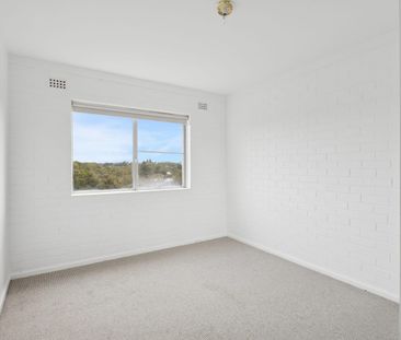 Fresh & Bright 2-Bedroom Apartment, with lovely leafy Views, in Pri... - Photo 5