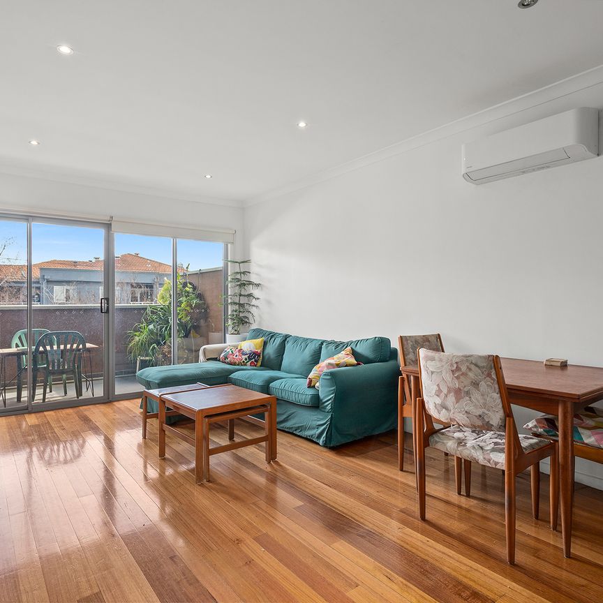 Vibrant Urban Townhouse in a Prime Location - Photo 1