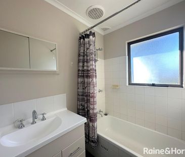 Tidy 2 bedroom unit - Photo 2