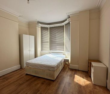 1 bedroom in a house share to rent - Photo 2