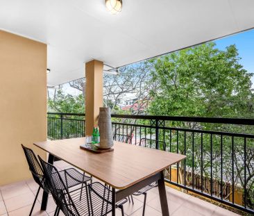 Spacious 2 bedroom, 2 bathroom unit in a small complex - Photo 5