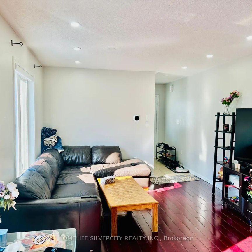 29 Lathbury Street S #main level - Photo 1