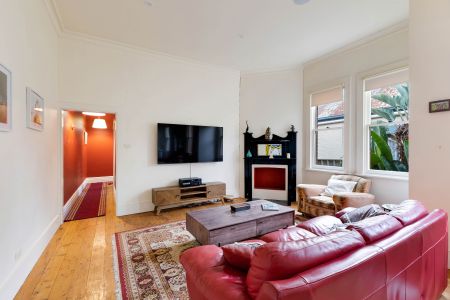 Beautiful Fully Furnished Victorian Residence - Photo 4