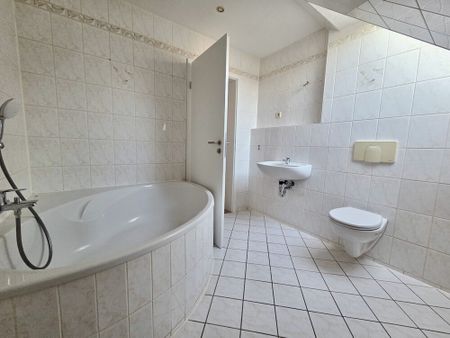 +++Komplettsanierung +++ Leben unterm Dach mit EBK und Eckbadewanne - Photo 4