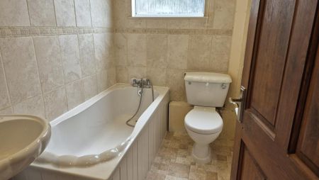 3 bedroom semi-detached house to rent - Photo 3