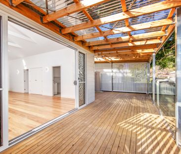 ARCHITECTURALLY DESIGNED HOME - Photo 2