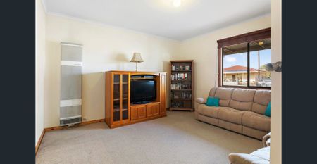 Spacious 3-Bedroom Home with Large Yard & Multiple Living Areas - Photo 4