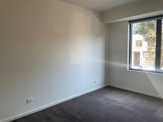 Stylish One Bedroom Plus Study/Multi Purpose Room In An Unbeatable Location! **Application Pending** - Photo 1
