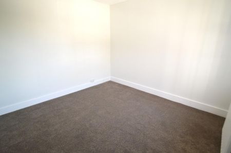 3 bedroom end of terrace house to rent - Photo 4