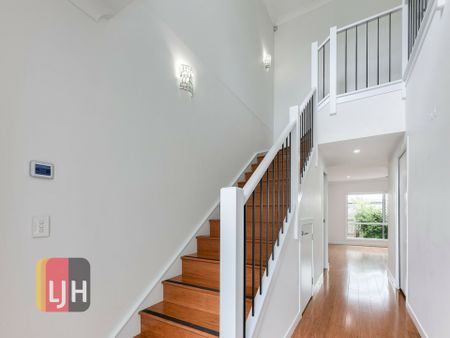 SPACIOUS & MODERN TOWNHOUSE WITH DUCTED AIR + MORE!! - Photo 5