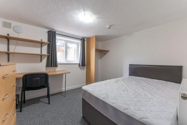 8 bedroom terraced house to rent - Photo 1
