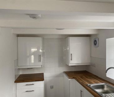 2 bedroom semi-detached house to rent - Photo 4