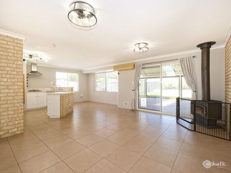 CONVENIENTLY LOCATED, COMFORTABLE 3X1 FAMILY HOME!!! - Photo 2