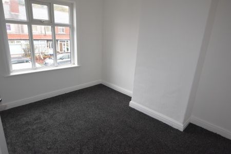 To Let 3 Bed Mid Terraced House - Photo 2