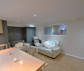 4 bedroom Flat in Wood Lane, Leeds - Photo 2