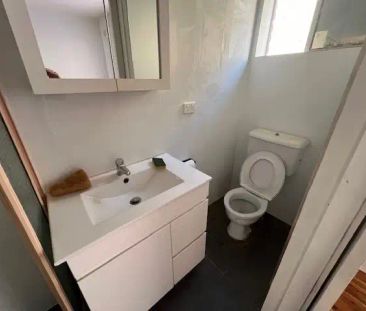 “1 Bedroom Unit in Popular Location !” - Photo 5