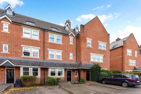 A well-proportioned modern townhouse in a gated development with southerly facing garden. - Photo 2